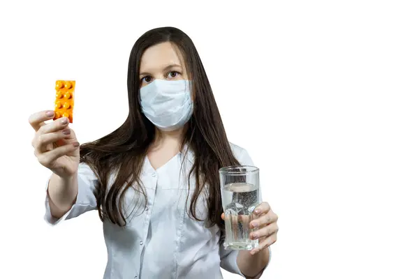 의사가 이나는 애들은 보호용 마스크를 감기에 걸렸어 전염병 코로나 바이러스 — 스톡 사진