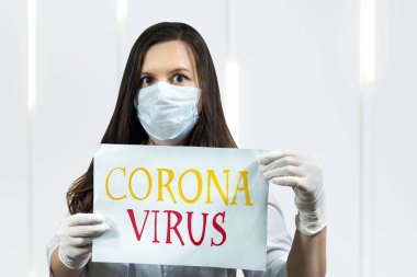 Covid19, koronavirüs, kadın doktor mesaj göster, virüsü kapmamak için tıbbi maske tak, beyaz önlük.