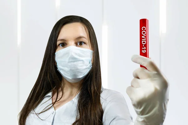 Covid 테스트를 혈액으로 시험관을 간호사 코로나 바이러스 2019 — 스톡 사진