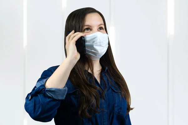 Tıbbi Maskeli Kadın Telefon Görüşmesi Yapıyor Kendini Izole Edip Corona — Stok fotoğraf