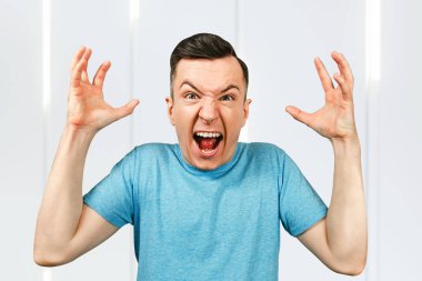 Stres, öfke ve umutsuzluk adam bağırıyor, ağlıyor ve kollarını kaldırıyor..