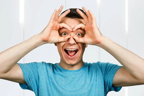 Joven Haciendo Buen Gesto Como Binoculares Sacando Lengua Ojos Mirando — Foto de Stock