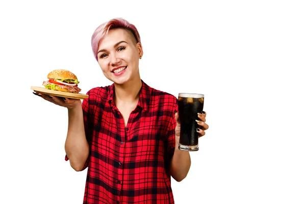 Giovane Bella Ragazza Tiene Hamburger Bicchiere Cola Uno Sfondo Bianco — Foto Stock