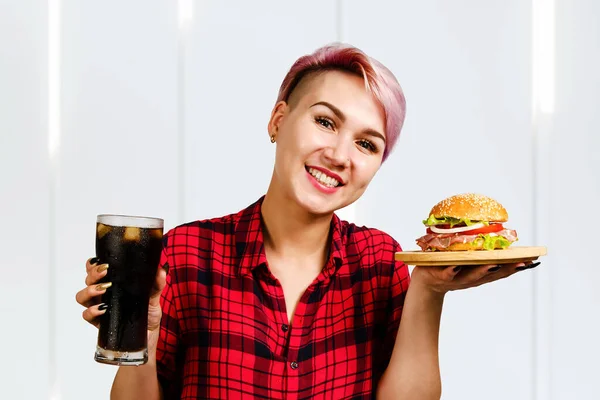 Retrato Menina Bonita Segurar Fast Food Hambúrguer Beber Cola — Fotografia de Stock