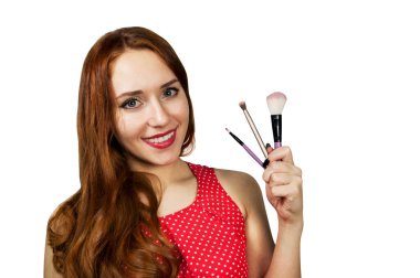 Makyaj fırçasıyla dalga geçen yarı çıplak bir kadın..