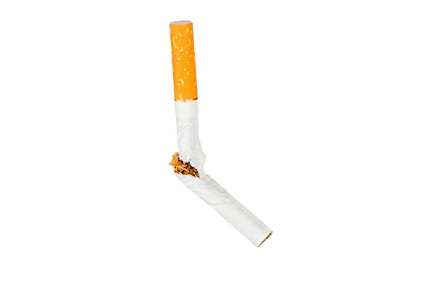 壊れたたばこは隔離された背景で空気中を飛ぶ 喫煙との闘いの概念 — ストック写真