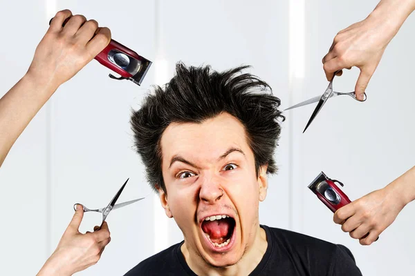 Lange Haare Freak Verrückter Mann Halten Schere Und Trimmer Und — Stockfoto