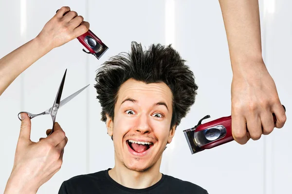 Lange Haare Freak Verrückter Mann Halten Schere Und Trimmer Und — Stockfoto