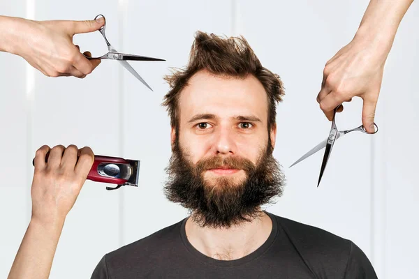 Uzun Saçlı Çılgın Adam Makası Makası Tutuyor Saçını Evde Kestirmek — Stok fotoğraf