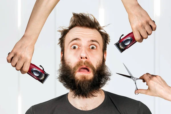 Uzun Saçlı Çılgın Adam Makası Makası Tutuyor Saçını Evde Kestirmek — Stok fotoğraf
