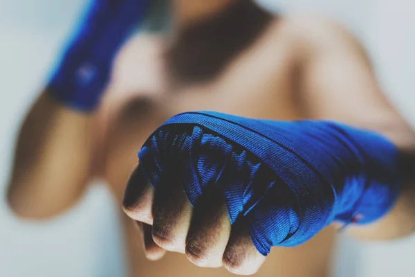 Boxeador mostrando es puños — Foto de Stock
