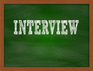 Yeşil kara tahta üzerinde el yazısı metin röportaj