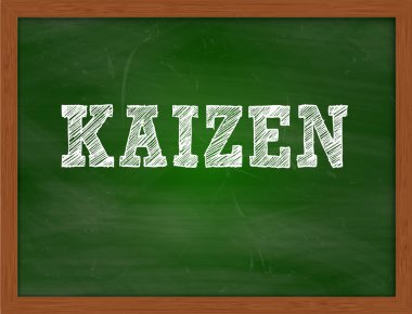 Kaizen el yazısı metin yeşil kara tahta üzerinde