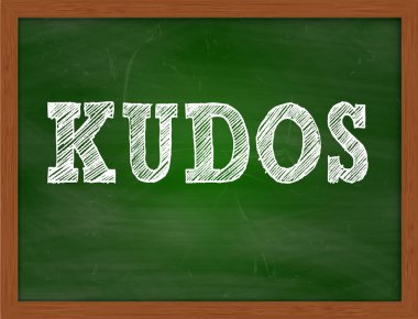 Kudos el yazısı metin yeşil kara tahta üzerinde