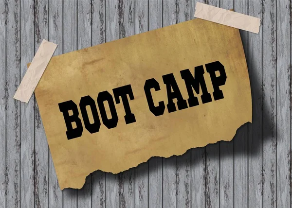 Ahşap arka plan üzerinde Boot Camp metin ile eski kahverengi kağıt.