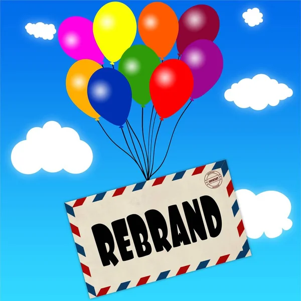 Umschlag mit Rembrandt-Nachricht an bunte Luftballons auf blauem Himmel und Wolken Hintergrund angebracht. — Stockfoto