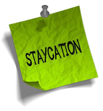Yeşil not kağıdı Staycation mesaj ve itme PIN çizim ile.
