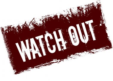 Watch Out kırmızı retro sıkıntılı arka plan üzerinde.