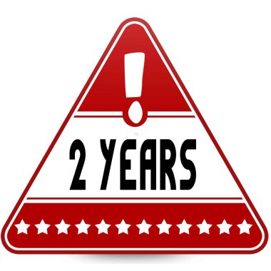 Kırmızı üçgen yol işaret üzerinde 2 yıl.