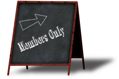 Tebeşir ahşap menü yazı tahtası üzerinde sadece uyeleri.