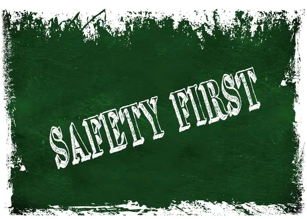 Groene grunge schoolbord met Safety First tekst. — Stockfoto