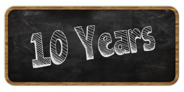 10 yıl Tebeşir tahtaya yazılmış. Ahşap çerçeve.