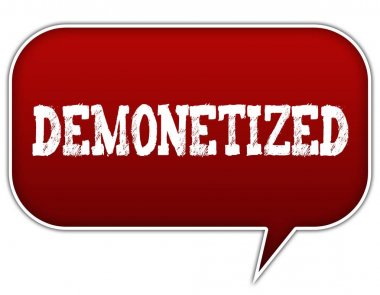 Kırmızı konuşma balon balon üzerinde demonetized.