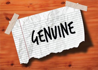 Orijinal el yazısı üzerinde yırtık defter sayfası Kağıt ahşap doku arka plan üzerinde buruşuk.