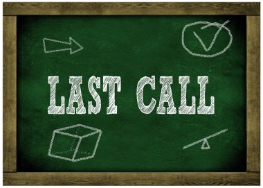 Ahşap çerçeve yeşil kara tahta Last Call mesaj tebeşir el yazısı ile.