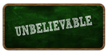 Tebeşir ile yeşil kara tahta yazılı inanılmaz bir şey. Ahşap çerçeve.