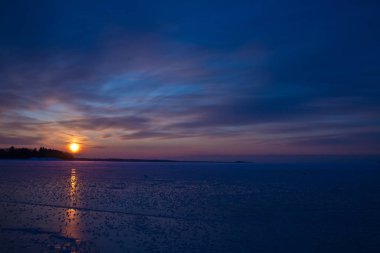 Doğu Denizi kış akşamında