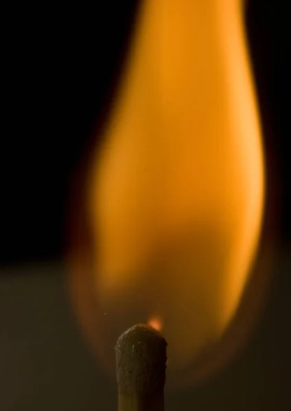 Makrobild eines brennenden Streichholzes — Stockfoto