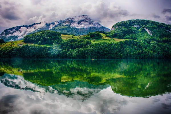 A lake in the swiss alps — Stock Photo, Image