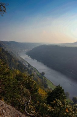 Doğu Almanya'da Elbe Nehri