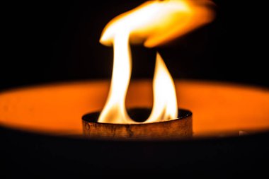 Karanlıktaki mum alevi