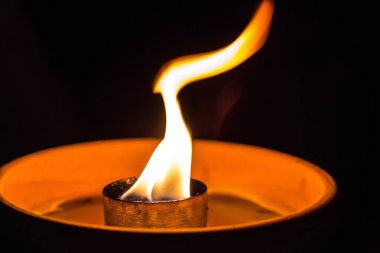 Karanlıktaki mum alevi