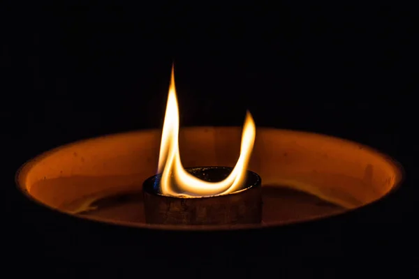Свічка полум'я в темряві — стокове фото