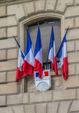Paris polis merkezinde Fransız bayrakları