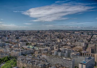 Yaz aylarında Paris havadan görünümü