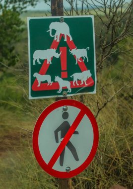 Uyarı işareti Hluhluwe Nationalpark adlı vahşi hayvanlar için çok