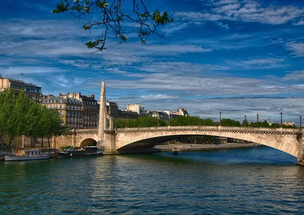 Na řeku Seinu a Pont de la Tourelle v Paříži — Stock fotografie