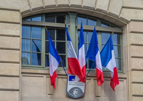 Drapeaux français sur un poste de police à Paris — Photo