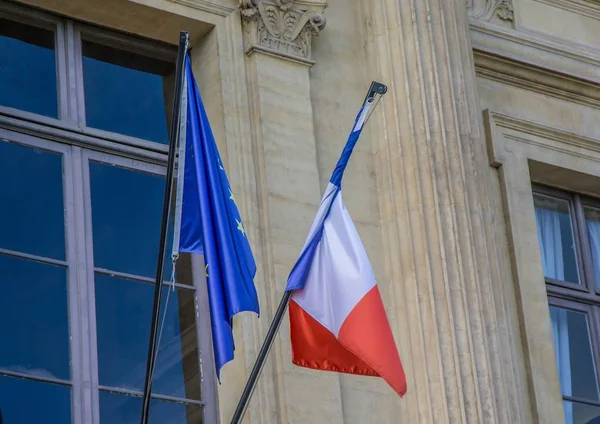 Drapeaux français et européens sur un poste de police à Paris — Photo