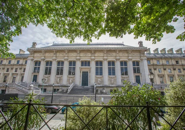 Дворец правосудия на Иль-де-ла-Сите в Париже — стоковое фото