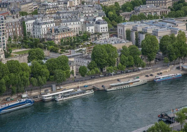 Вид с воздуха на Париж летом — стоковое фото