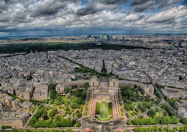Вид с воздуха на сады Трокадеро и Ла Оборона в Париже — стоковое фото