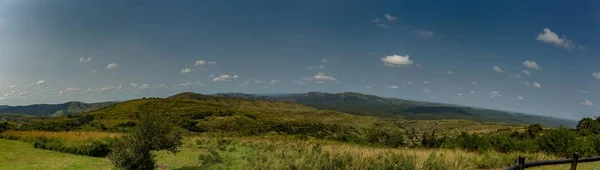 Πανόραμα τοπίο στο το Nationalpark προορισμού Hluhluwe — Φωτογραφία Αρχείου