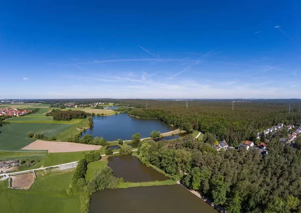 Vista aérea de un pequeño lago en el distrito de Buechenbach de th — Foto de Stock