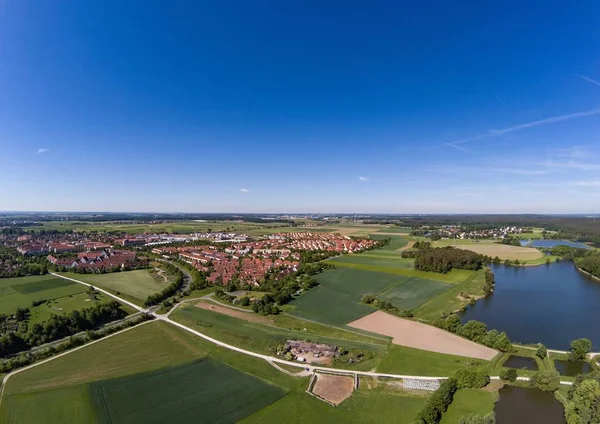 Vista aérea de un pequeño lago en el distrito de Buechenbach de th — Foto de Stock
