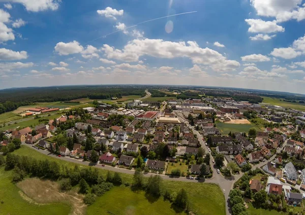 Foto aérea de la aldea Tennenlohe cerca de la ciudad de Erlangen — Foto de Stock